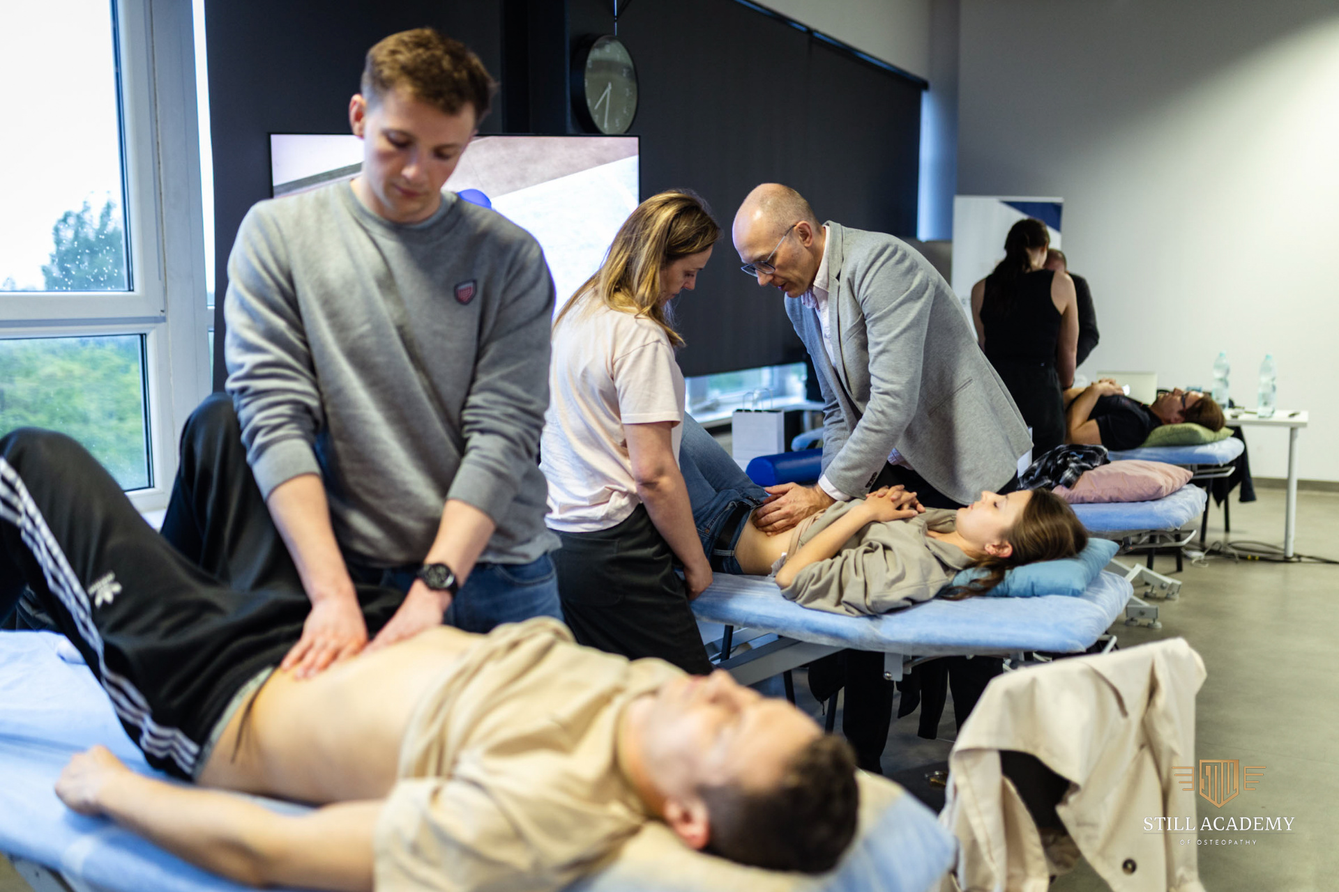Studenci Still Academy podczas praktycznych zajęć osteopatii